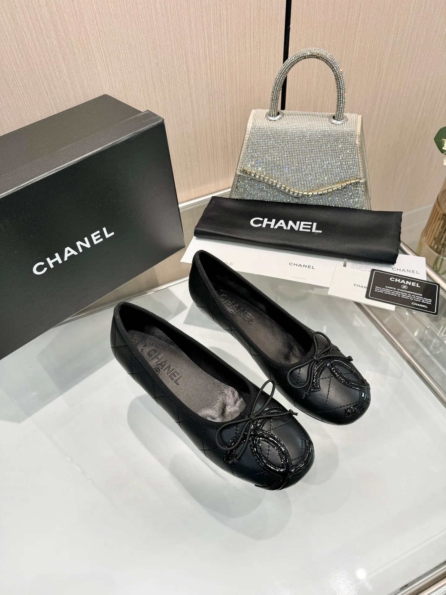👟👟Ex-factory price 500👟👟 Women's Shoes Women's Clothing | ²⁰²5 𝐬𝐬 🤍🤎𝐂𝐇𝐀𝐍𝐄𝐋 Chanel 26A catwalk style Handmade Mary Jane women's shoes Ballet shoes are so amazing, the bow pattern is so cute! Even if I don’t wear flat shoes, I can’t resist the temptation! The second recommended pair of Chanel logo women's shoes has great texture and is versatile. It is made of lambskin and has an original two-color outsole. Size: 35-40 (41 can be customized and cannot be returned or exchanged)